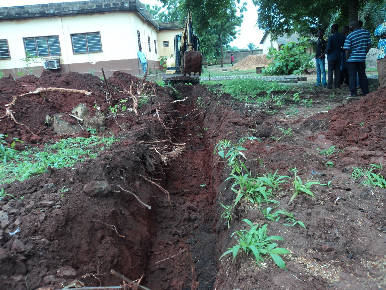 16 Arbeiten mit dem Minibagger in Togo