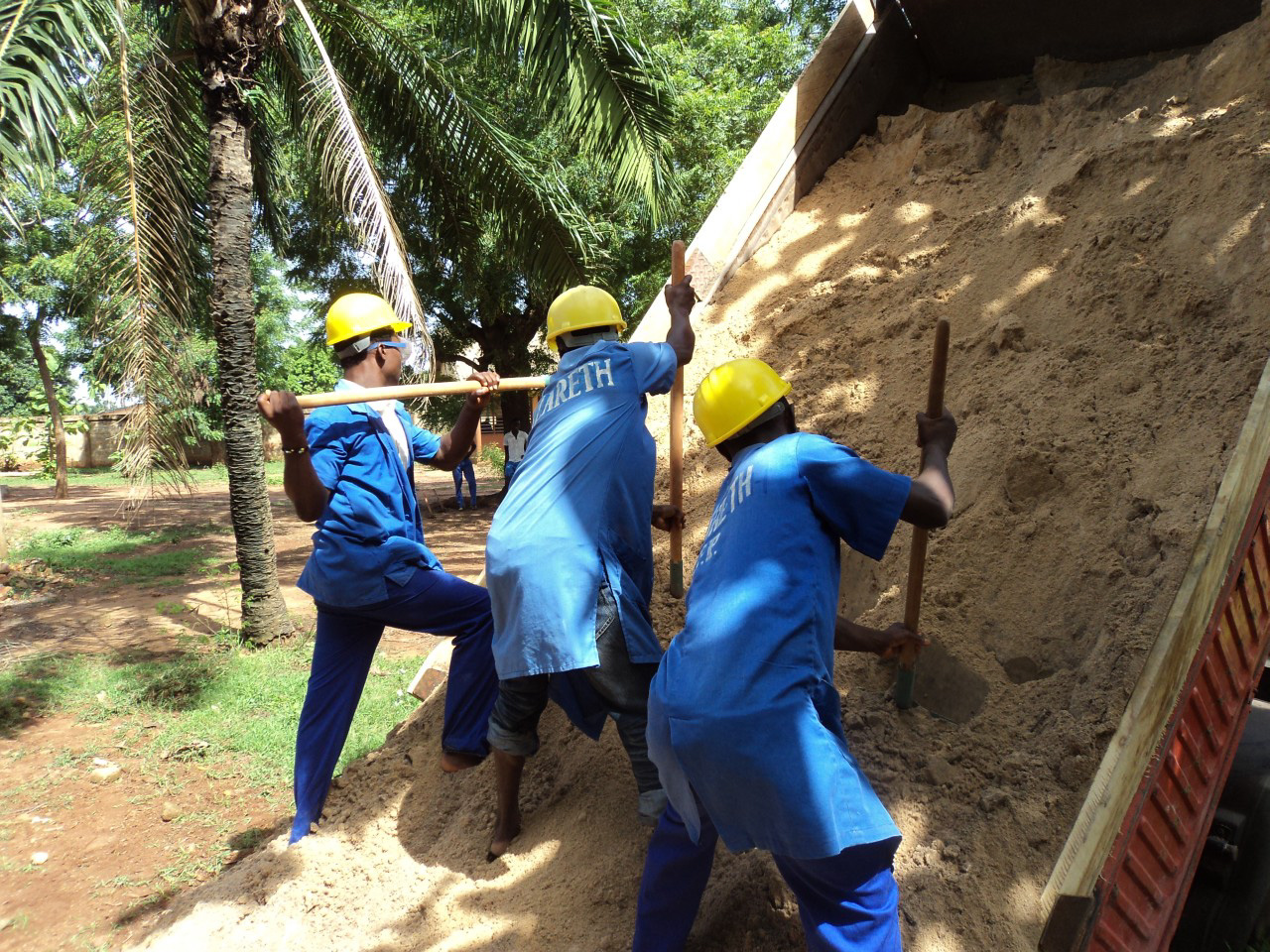 15 Arbeiten mit dem Lkw in Togo